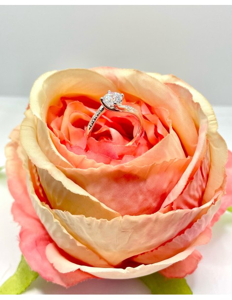 Anello Solitario in oro bianco con zirconi