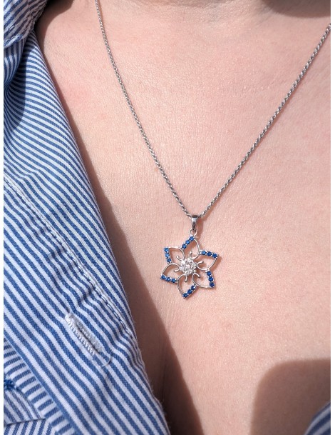 Pendente fiore in oro bianco con zirconi